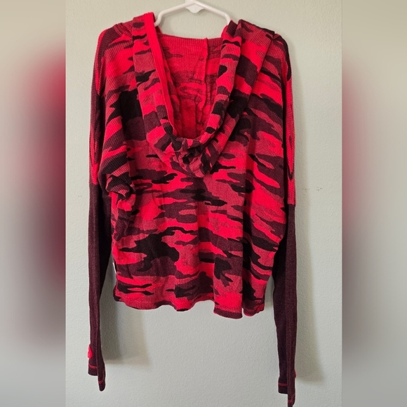 T2Love Red Camo Girls Hooded Shirt size 10 - Picture 2 of 4